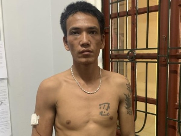 Mang dao đột nhập nhà dân khống chế nữ gia chủ vòi tiền