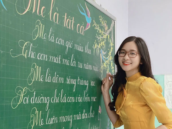 Viết chữ chuẩn 'rồng bay phượng múa', cô giáo Gen Z gây bão mạng