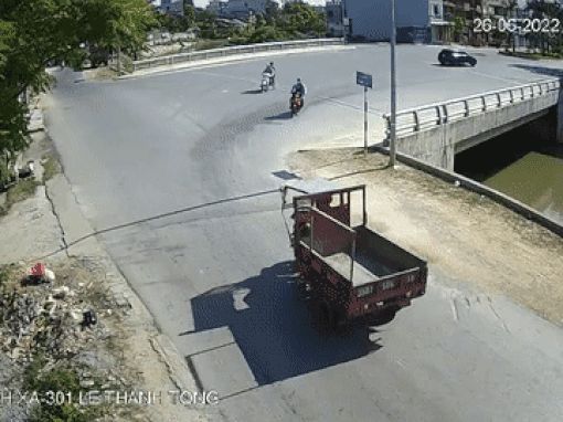 Va chạm với xe 3 bánh, 3 người đi xe máy thương vong