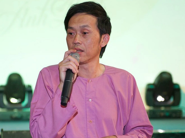 Hoài Linh gây tranh cãi khi hát sai lời bản hit 'Ai chung tình được mãi' trên sân khấu hội chợ