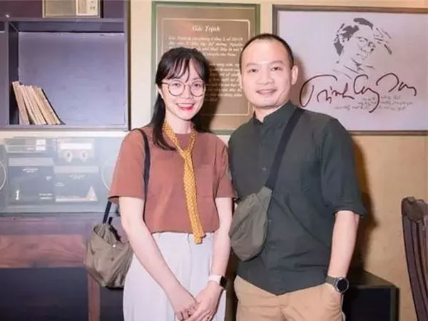 Con dâu nhà báo Lại Văn Sâm hiếm hoi lộ diện cùng chồng