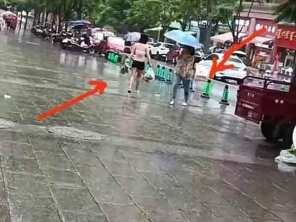 Ngán ngẩm người phụ nữ diện nội y, tung tăng ra phố mua đồ