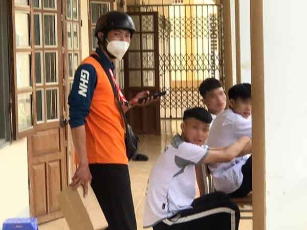 Tưởng bị bom hàng, anh shipper 'cứng như vỏ trứng' tìm đến lớp nam sinh để giao đồ tận tay