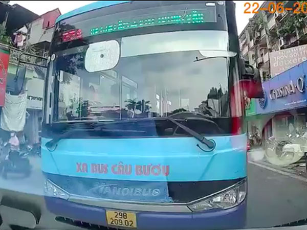 Vụ xe bus Hà Nội lấn làn, ngang ngược chặn đầu xe con: Đơn vị quản lý xin lỗi