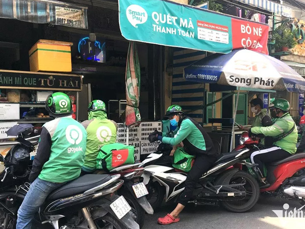 'Siết' tiền tài xế và quán ăn, app giao hàng ăn dày cả 2 bên