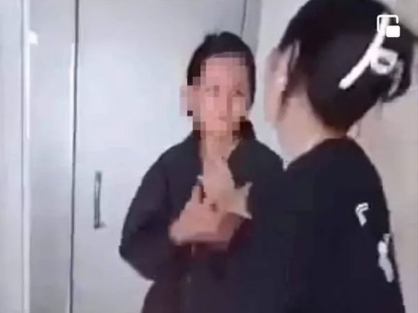 Nữ sinh bị bạn lột đồ, dùng dép đánh vào mặt do mâu thuẫn tại bể bơi