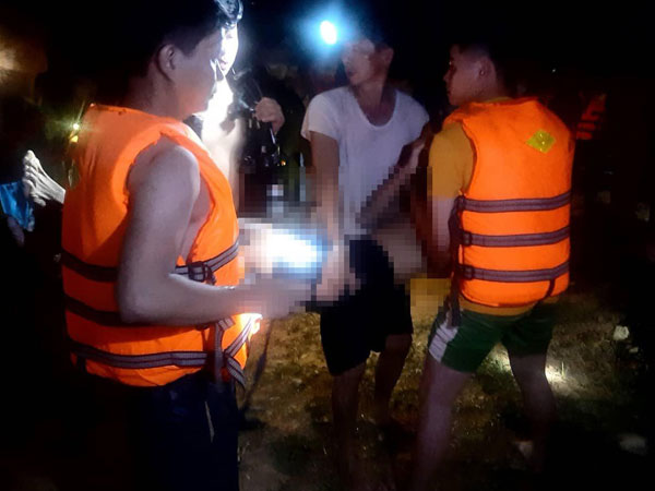 Tìm thấy thi thể ba học sinh dưới sông, xe và điện thoại trên bờ