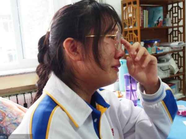 Nữ sinh được cộng 20 điểm thi đại học vì là con liệt sĩ bị phụ huynh khác đâm đơn kiện: 'Tôi trả lại điểm cho mấy người, mấy người trả lại ba cho tôi đi!'