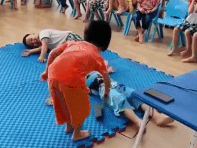 Clip: Trẻ mầm non thực hành 'kỹ nặng bị điện giật' khiến dân mạng 'thả tim' rần rần
