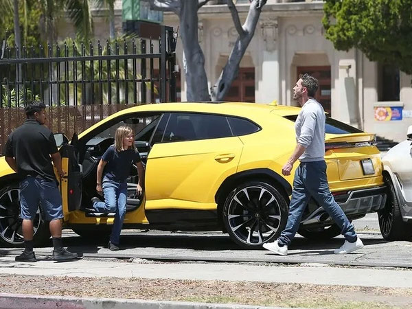 Con trai 10 tuổi của Ben Affleck gây tai nạn khi thử lái siêu xe Lamborghini