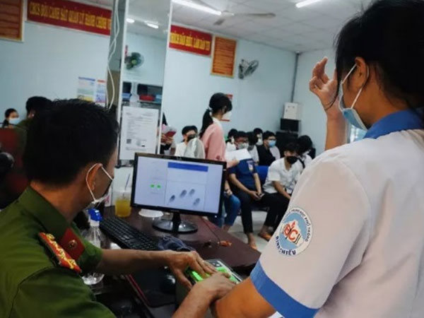 Nhận 'làm nhanh' CCCD để thu tiền, một đại úy công an bị đình chỉ công tác