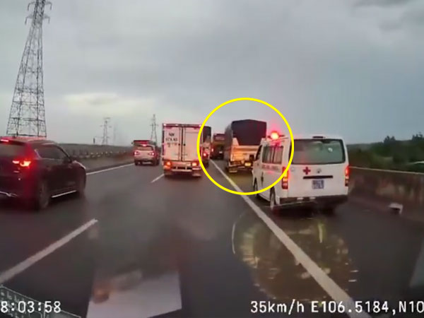 Video: Phẫn nộ xe tải chiếm dụng làn khẩn cấp trên cao tốc, bị nhắc nhở còn chửi mắng tài xế xe cứu thương