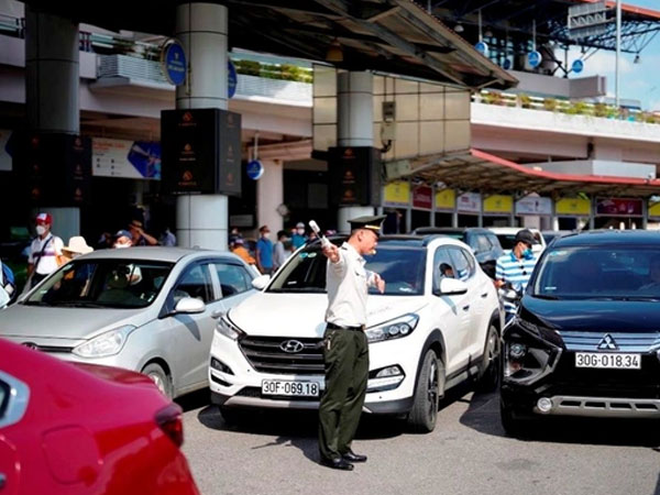 Khách đi máy bay tăng kỷ lục, sân bay Nội Bài quá tải công suất thiết kế