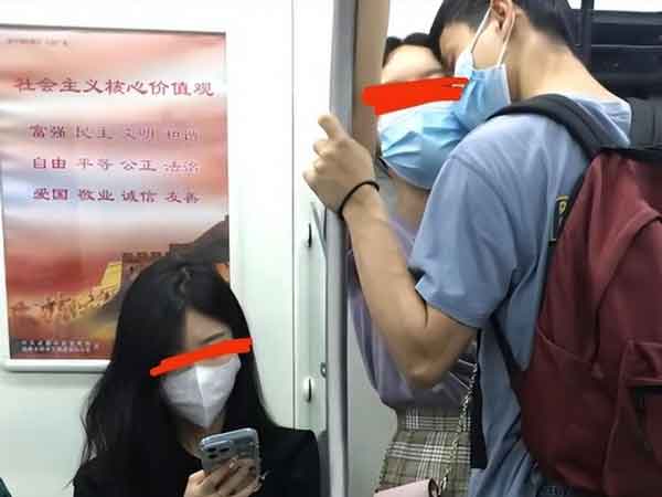 Đôi trẻ thản nhiên có hành động khác thường trên tàu điện khiến cô gái ngồi cạnh choáng váng vì bị nhét một đống 'cẩu lương'