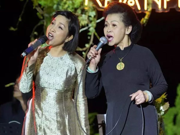 Dân mạng tranh cãi màn song ca Diva Mỹ Linh - danh ca Khánh Ly