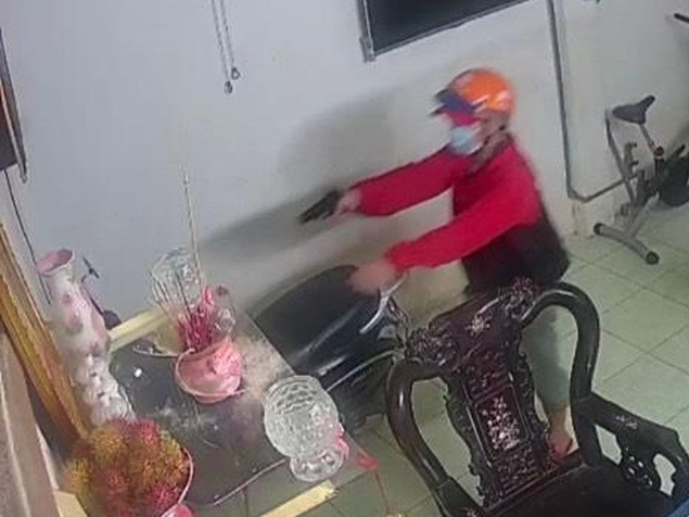 Dùng súng xông vào nhà dân cướp vàng, bị phát hiện thì rút dao đâm chủ nhà trọng thương