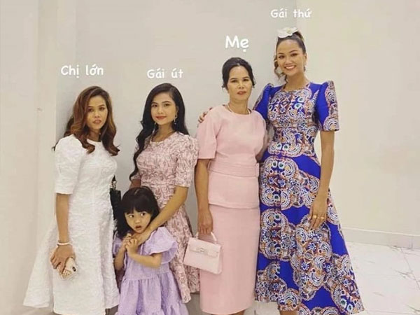 H'Hen Niê đăng ảnh 3 thế hệ, visual ai nấy đều khiến dân tình hết lời khen ngợi