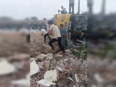 Lật xe khách kinh hoàng ở Vĩnh Phúc, hàng chục người giải cứu hành khách bị mắc kẹt