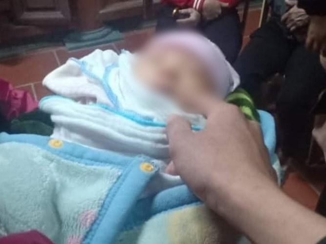 Bỏ rơi con trước nhà người khác với lời hứa 'có điều kiện sẽ về nhận lại'