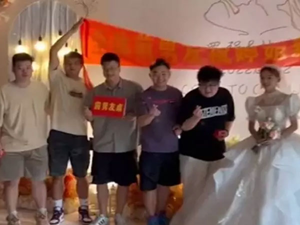 Kỷ niệm đáng nhớ: 9 'bạn trai cũ' chúc mừng đám cưới, cô dâu cười tươi như hoa