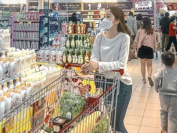 Người trẻ 'bóp bụng' chi tiêu trong bão giá