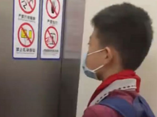Bé trai sợ hãi nép vào một góc thang máy, lập tức bỏ chạy khi cửa mở vì lý do bất ngờ
