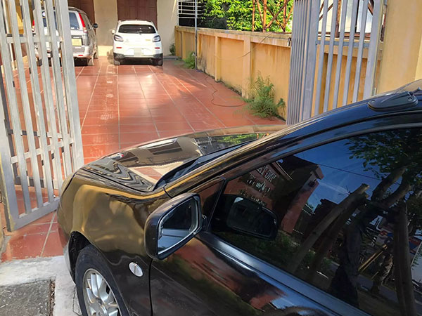 Ô tô đỗ chắn cửa, chủ nhà ‘cắn răng’ gọi taxi đi làm