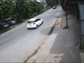 Clip: Va mạnh vào đầu xe khác sau pha drift 'cháy đường', nhưng bất ngờ nhất là hành động sau đó của tài xế