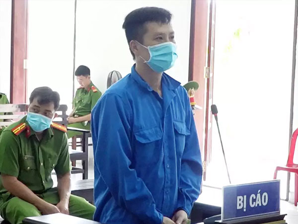 Bịt miệng, đe dọa giết để hiếp dâm bé gái 13 tuổi