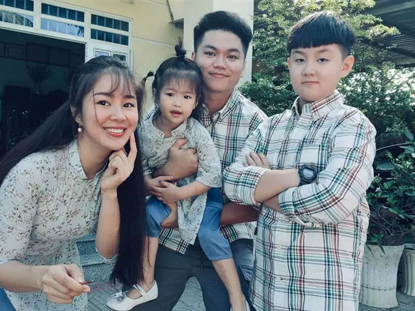 Chồng trẻ thể hiện tình cảm với con riêng Lê Phương ra sao?