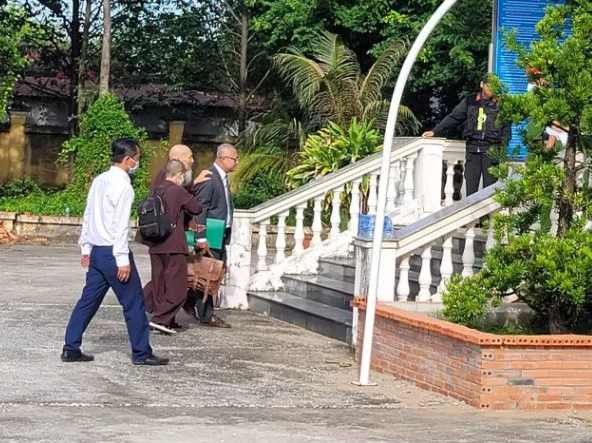 Ông Lê Tùng Vân tiều tụy đến phiên tòa xử nhóm 'Tịnh thất Bồng Lai'