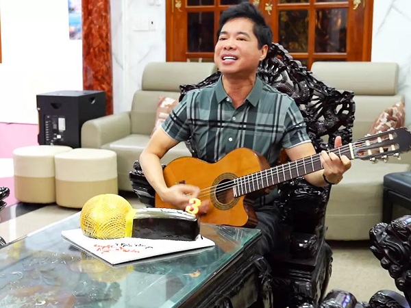 Ca sĩ Ngọc Sơn có bạn gái từ lớp 4, nói được 10 ngoại ngữ