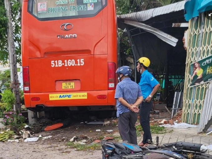 Xe khách bất ngờ lao vào quán nước, một người chết thảm