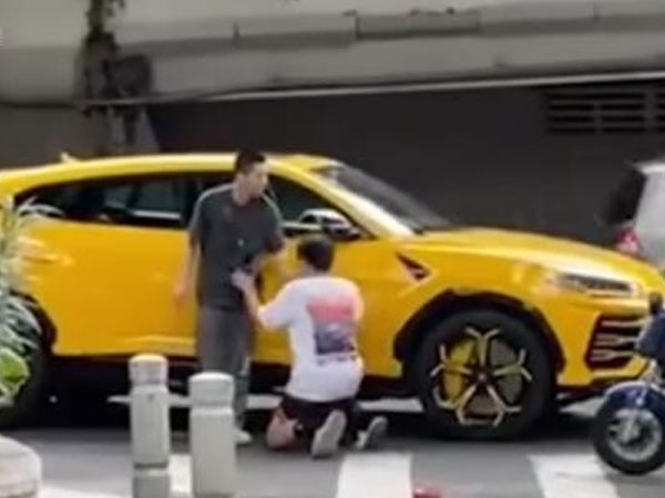 Nam thanh niên quỳ xuống năn nỉ khi đâm phải siêu xe, thái độ sau đó gây phẫn nộ
