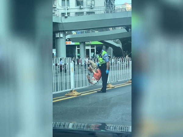 Vội vã trèo qua hàng rào giữa đường, người đàn ông gặp tai nạn dở khóc dở cười