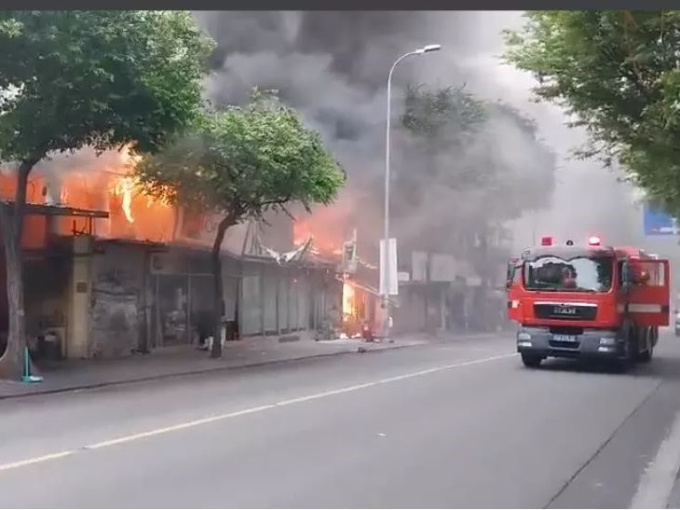 Cháy lớn cửa hàng bán tranh giữa trung tâm TP.HCM, nhiều người tháo chạy