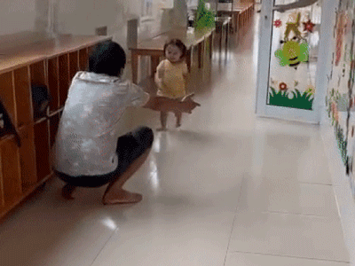 Dang tay đón con vào lòng, ông bố 'quê mặt' khi con gái rượu né vội, chỉ quan tâm một thứ