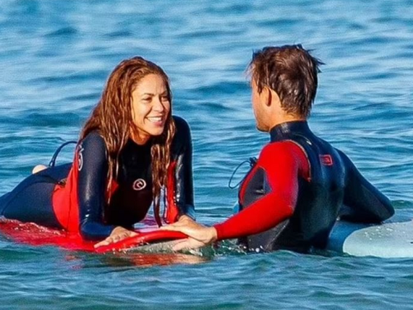 Hậu chia tay Pique, Shakira tắm biển cùng người đàn ông lạ mặt