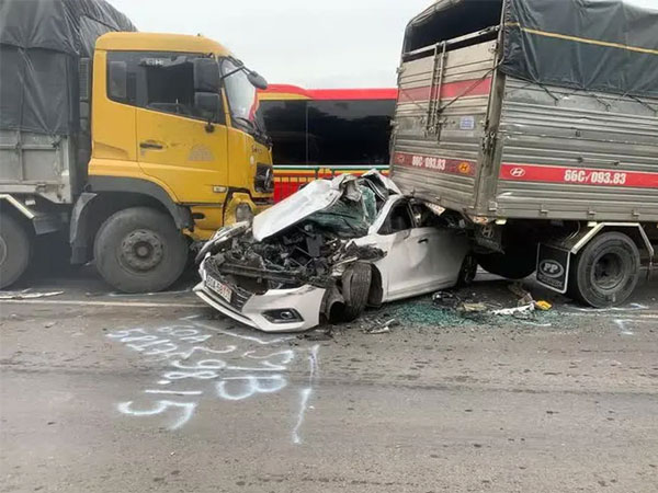 Ôtô 4 chỗ bị 'vò' biến dạng trong tai nạn liên hoàn ở Đồng Nai