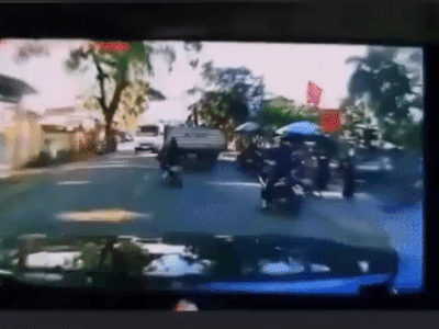 Rùng mình clip nam thanh niên điều khiển xe đạp điện lạng lách, vượt ẩu, lao thẳng vào đầu xe khách ngược chiều