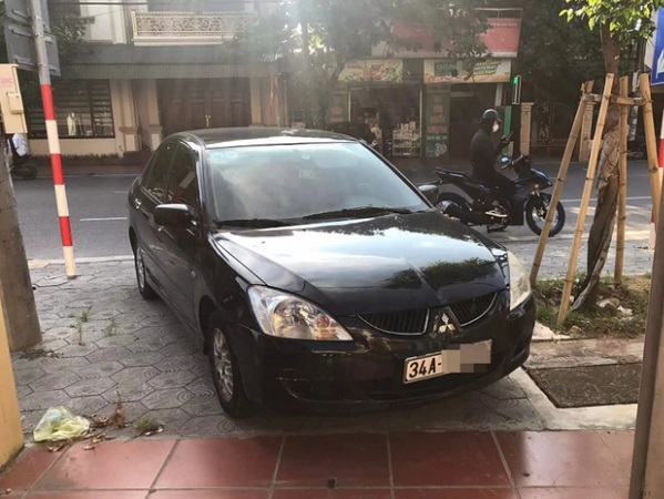 'Giận tím mặt' tài xế ô tô đậu xe chắn cổng ra vào, chủ nhà còn phải ngậm ngùi chi thêm tiền vì điều này