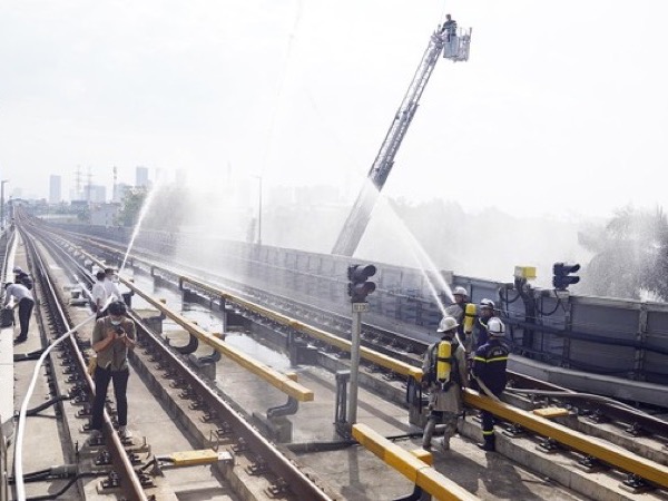 200 trăm cảnh sát diễn tập chữa cháy lớn trên tuyến tàu điện trên cao