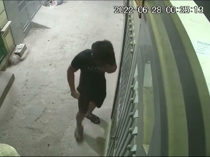 Nửa đêm, cô gái bị 'hàng xóm' gọi cửa, gửi thư xin được 'ngủ cùng em đêm nay'