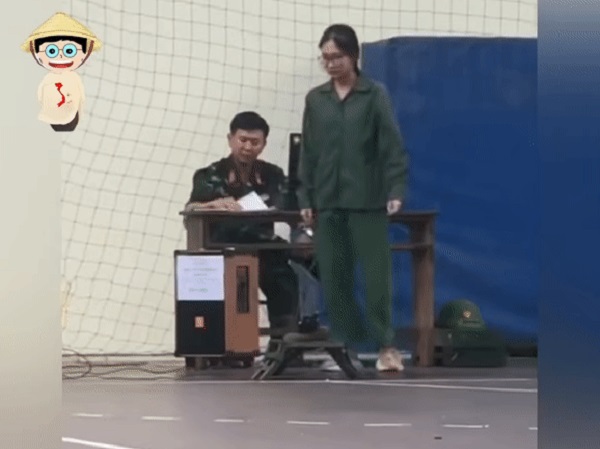 Nhận 3 điểm 10 môn bắn súng khi học quân sự, nữ sinh có biểu cảm khiến dân mạng cười ngất