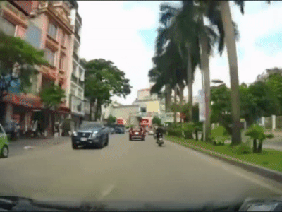 Clip: 'Vật thể lạ' rơi tự do khiến người đi xe máy gặp tai nạn