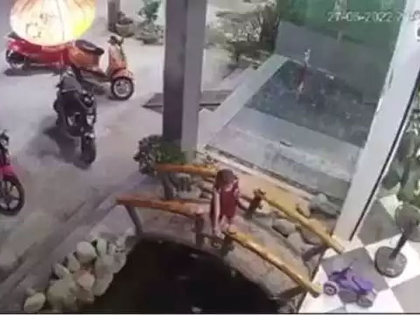 Được bố mẹ đưa đi uống cà phê, bé trai 4 tuổi rơi xuống bể cá của quán đuối nước thương tâm