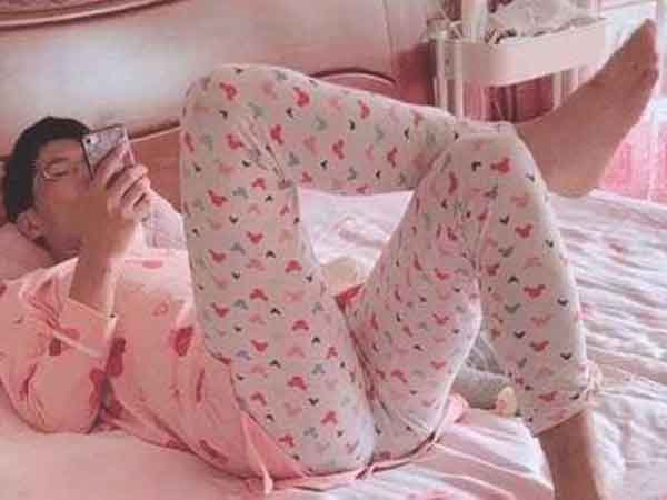 Cosplay thành vợ để dỗ con ngủ, ông bố được cư dân mạng phong cho giải 'sáng tạo của năm'