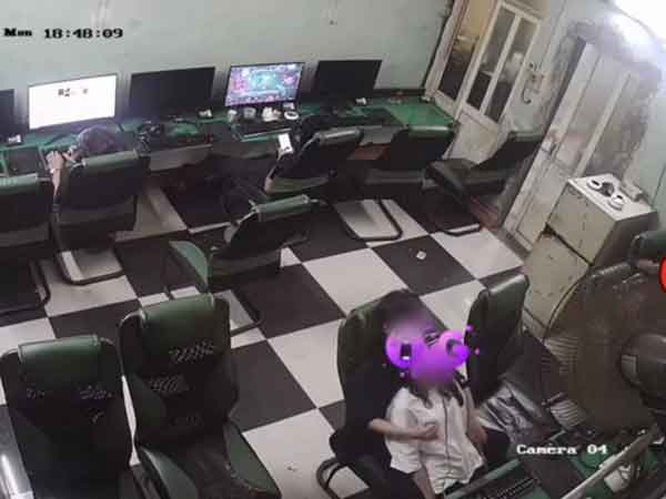 Đôi bạn trẻ tình tứ ngay trong quán Internet nhưng chủ quán lại bị 'ném đá' thậm tệ