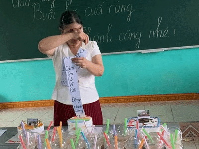 Cô giáo bật khóc khi nghe cả lớp đồng thanh đọc lời nhắn ý nghĩa ở buổi học cuối cùng