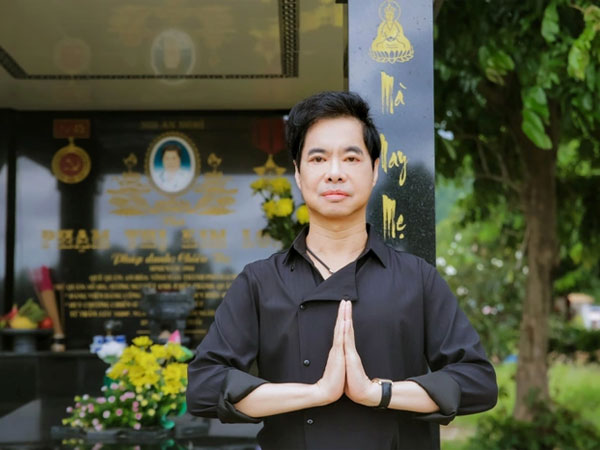 Ngọc Sơn làm giỗ đầu cho mẹ, quỳ gối trước phần mộ đầy xót xa